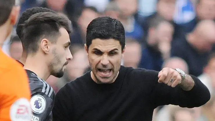 Fábio Vieira recebe instruções de Mikel Arteta pelo Arsenal.
