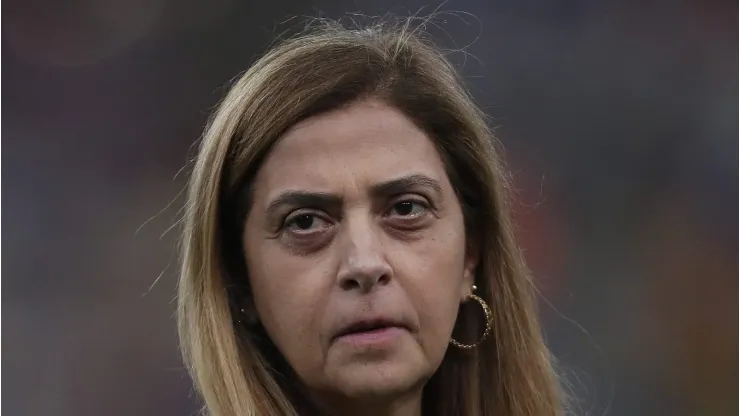 A presidente Leila Pereira do Palmeiras observa antes da partida entre Fluminense e Palmeiras, como parte do Brasileirão 2024, no Estádio Maracanã. (Foto: Meier/Getty Images)
