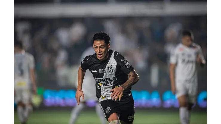 Dodô comemora seu gol na partida entre Santos e Ponte Preta pela Série B, no dia 30 de agosto de 2024. (Sipa US / Alamy Stock Photo)
