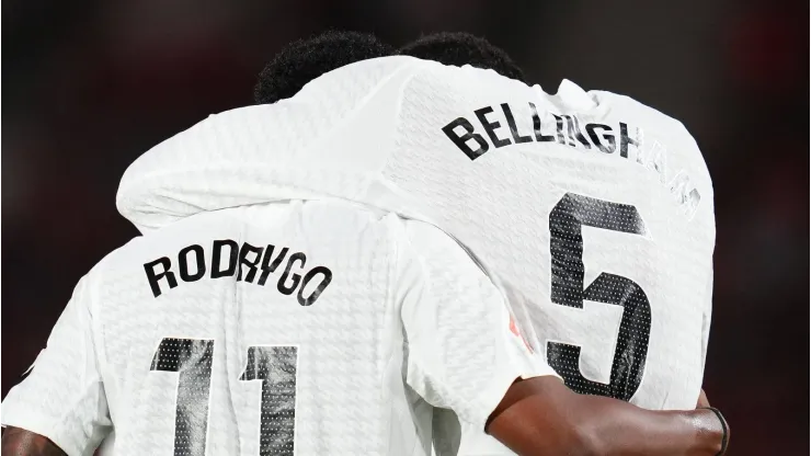 Rodrygo Goes, do Real Madrid, comemora com seu companheiro de equipe Jude Bellingham após marcar o 0-1 durante a partida da La Liga entre Mallorca e Real Madrid, realizada no Estádio Son Moix. (Foto: IMAGO / Pressinphoto)
