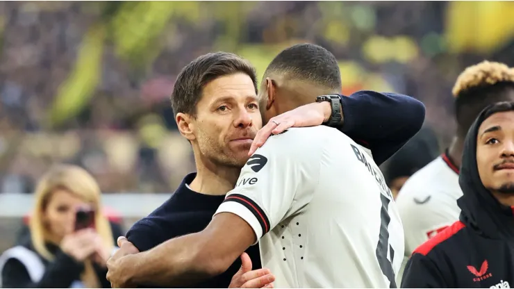 Xabi Alonso mira opções para o Bayer Leverkusen após a não renovação de Jonathan Tah.
