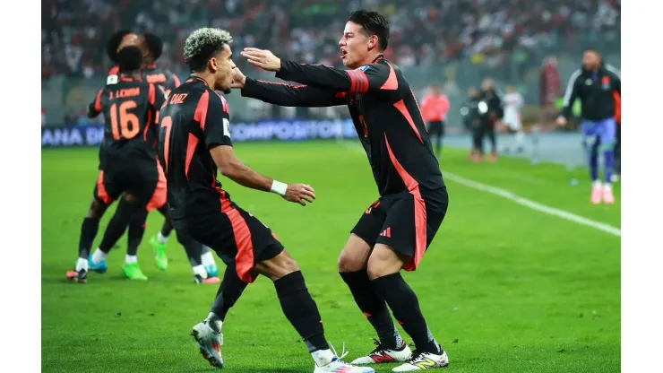 Luis Diaz e James Rodriguez comemoram o gol da Colômbia na partida contra o Peru, no dia 06 de setembro de 2024. (Associated Press / Alamy Stock Photo)
