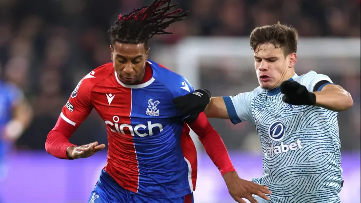 Milos Kerkez do AFC Bournemouth (à direita da tela). Ele é alvo do United, Arsenal e Chelsea (Photo by Warren Little/Getty Images)
