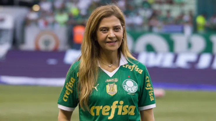 Leila Pereira com a camisa do Palmeiras.
