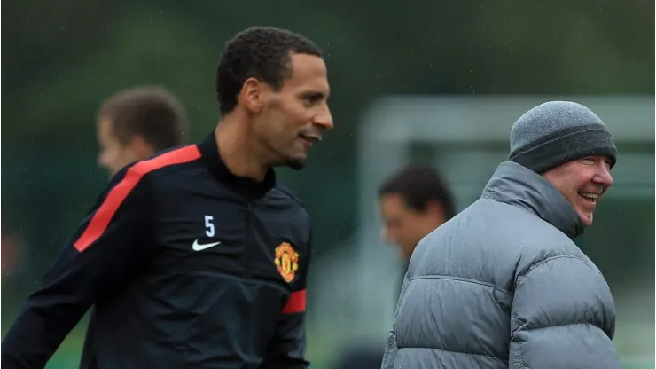 Sir Alex Ferguson brinca com Rio Ferdinand durante a sessão de treinamento do Manchester United antes do jogo da UEFA Champions League contra o Braga no Carrington Training Ground.  (Foto: Richard Heathcote/Getty Images)
