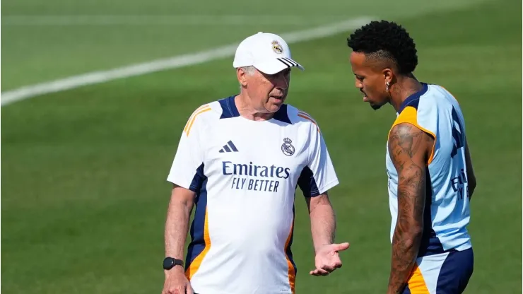 Ancelotti conversa com Militão no CT do Real Madrid
