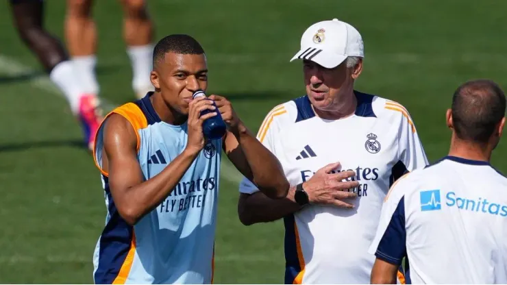 Mbappé e Ancelotti conversam no treino do Real Madrid.
