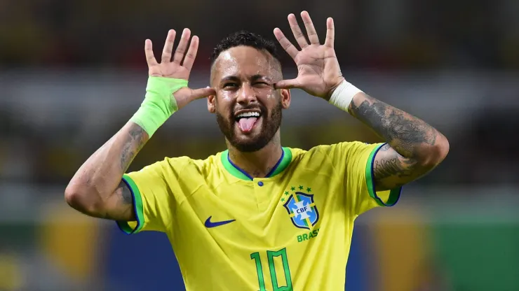 Neymar com a camisa do Brasil.
