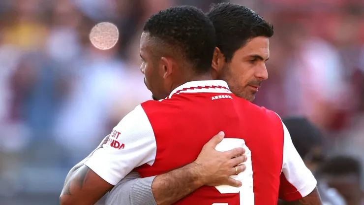 abriel Jesus, atacante do Arsenal e o treinador Mikel Arteta (Photo by Alexander Hassenstein/Getty Images)
