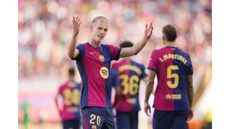 Dani Olmo comemora gol pelo Barcelona em seus primeiros passos no clube (Foto: Alex Caparros/Getty Images)
