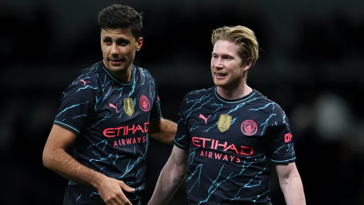 Rodri e De Bruyne com a camisa do Manchester City.
