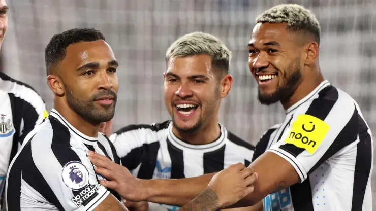 Callum Wilson, Bruno Guimarães e Joelinton respectivamente, pelo Newcastle (Photo by Alex Pantling/Getty Images)
