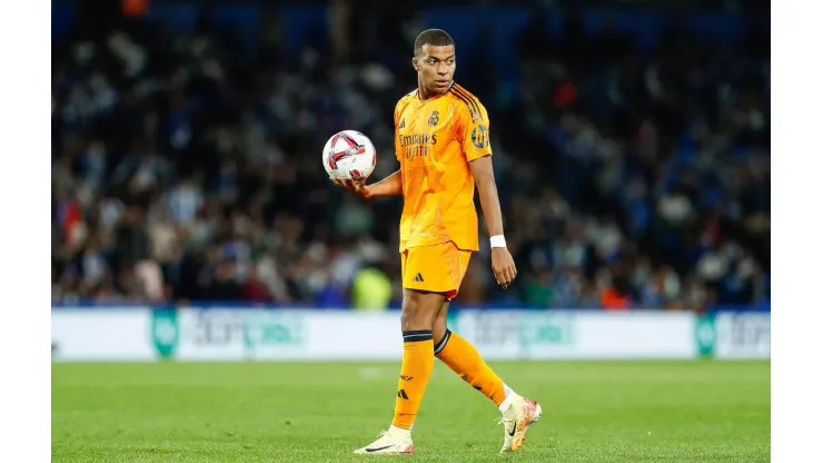 Mbappé momentos antes de sua cobrança de pênalti no duelo entre Real Sociedad e Real Madrid pela La Liga, no dia 14 de setembro de 2024. (Associated Press / Alamy Stock Photo)
