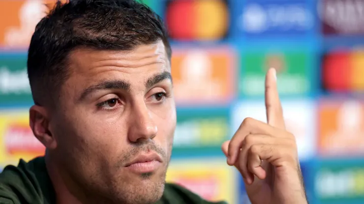 Rodri concede entrevista coletiva. Foto: Carl Recine/Getty Images
