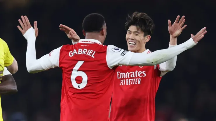 Takehiro Tomiyasu e Gabriel Magalhães do Arsenal . (Photo by Catherine Ivill/Getty Images)
