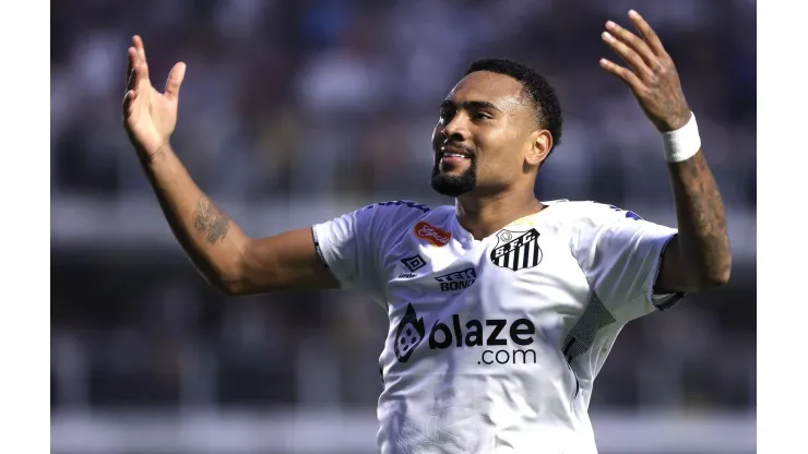 Wendell comemora o seu gol na partida entre Santos e América-MG pela Série B, no dia 15 de setembro de 2024. (Sipa US / Alamy Stock Photo)
