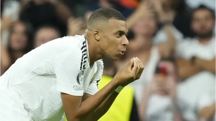 Kylian Mbappé comemora após marcar o primeiro gol de sua equipe durante a partida da Fase de Grupos da Liga dos Campeões da UEFA 2024/25, entre Real Madrid e Stuttgart, no Estádio Santiago Bernabéu. (Foto: IMAGO / NurPhoto)
