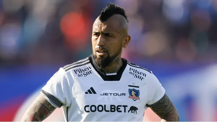 Vidal com a camisa do Colo-Colo.
