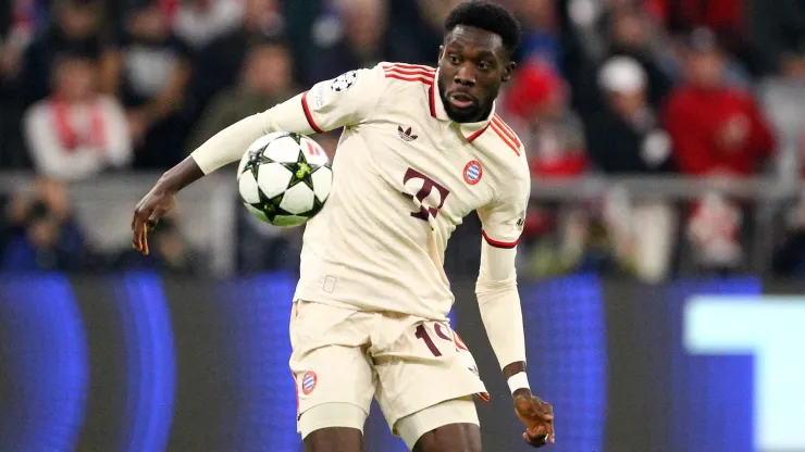 Alphonso Davies com a camisa do Bayern de Munique.
