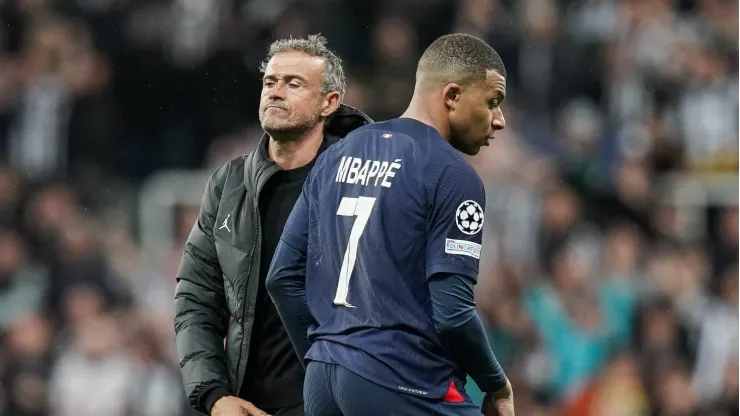 Mbappé e Luis Enrique nos tempos de PSG. 
