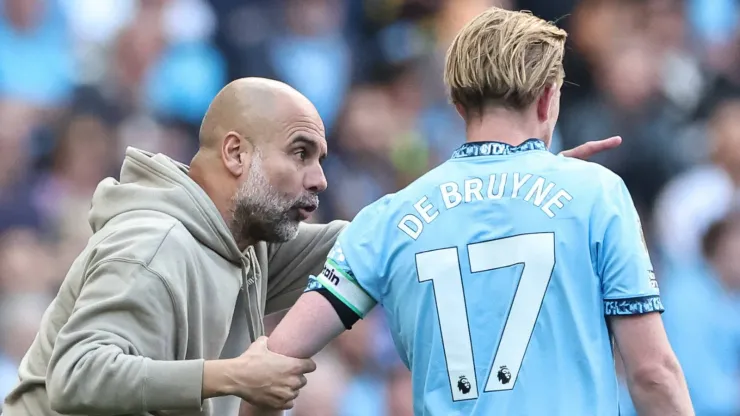 Guardiola ao lado de Kevin de Bruyne
