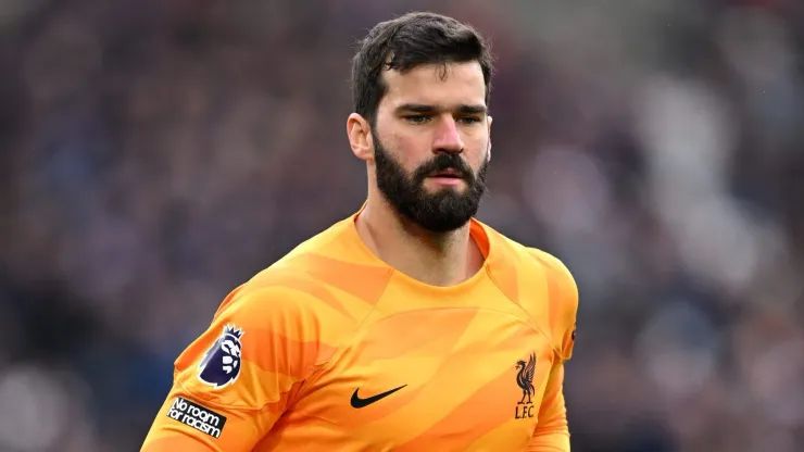 Alisson em ação pelo Liverpool. 
