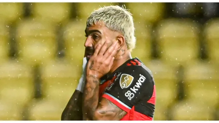 Gabigol com a camisa do Flamengo.
