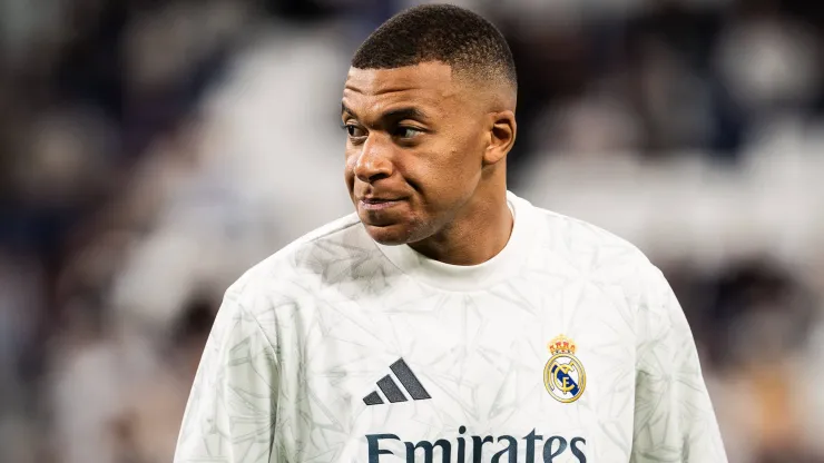 Mbappé com a camisa do Real Madrid.
