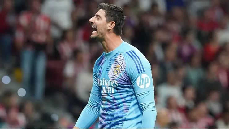 Thibaut Courtois celebra o gol marcado por Militão contra o Atlético de Madrid.
