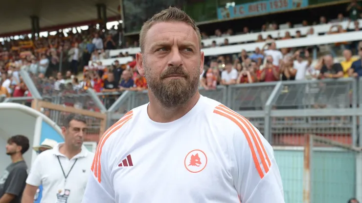 Daniele De Rossi com a camisa da Roma.
