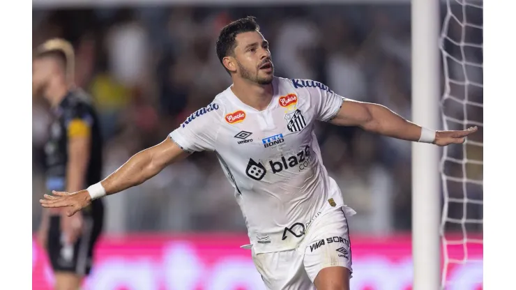 Giuliano comemora seu gol, que garantiu a vitória do Santos contra o Operário, no dia 28 de setembro de 2024. (Sipa US / Alamy Stock Photo)
