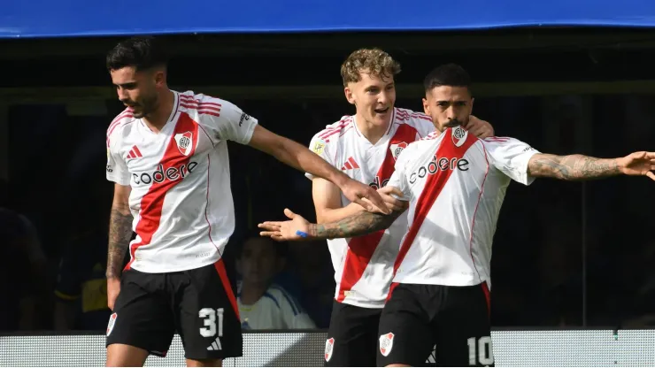 Jogadores do River Plate comemoram gol contra o Boca Juniors.
