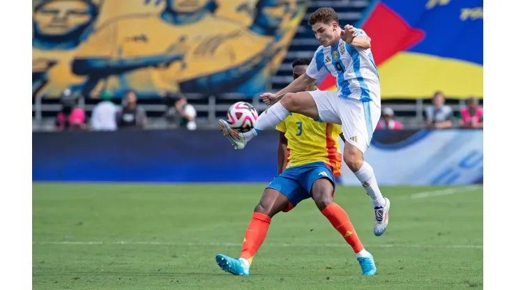 Julian Alvarez disputa a bola na partida entre Colômbia e Argentina pelas Eliminatórias, no dia 10 de setembro de 2024. (Action Plus Sports Images / Alamy Stock Photo)
