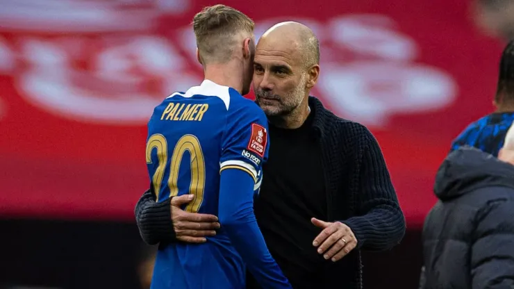 Cole Palmer abraça Pep Guardiola com a camisa do Chelsea.
