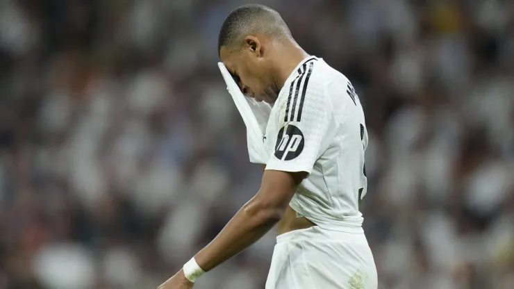 Mbappé com a camisa do Real Madrid. 
