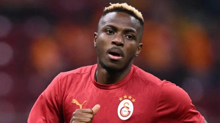 Osimhen com a camisa do Galatasaray.
