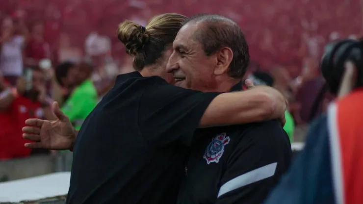 Fílipe Luís e Ramón Díaz se abraçam pelo jogo de ida entre Flamengo x Corinthians.
