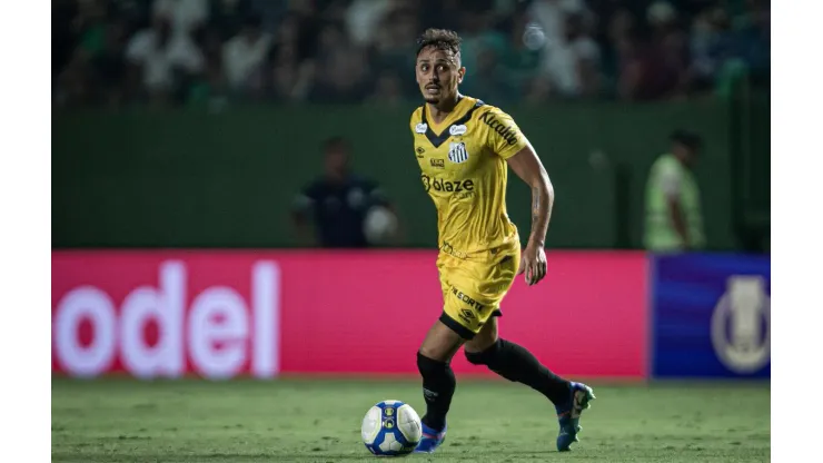 Diego Pituca em campo durante o jogo entre Goiás e Santos pela Série B, no dia 08 de outubro de 2024. (Associated Press / Alamy Stock Photo)
