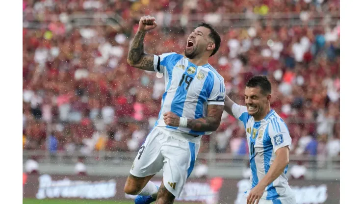 Otamendi comemora seu gol com Lo Celso no confronto entre Venezuela e Argentina, no dia 10 de outubro de 2024. (Associated Press / Alamy Stock Photo)
