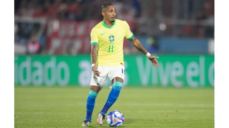 Raphinha durante o duelo entre Chile e Brasil, no dia 10 de outubro de 2024. (Associated Press / Alamy Stock Photo)
