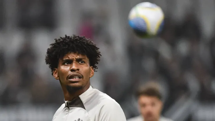 Hugo Souza com a camisa do Corinthians.
