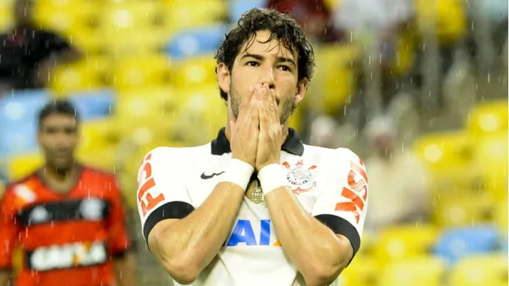 Alexandre Pato com a camisa do Corinthians em 2013.
