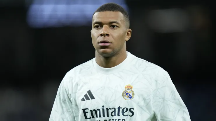 Kylian Mbappé com a camisa do Real Madrid.
