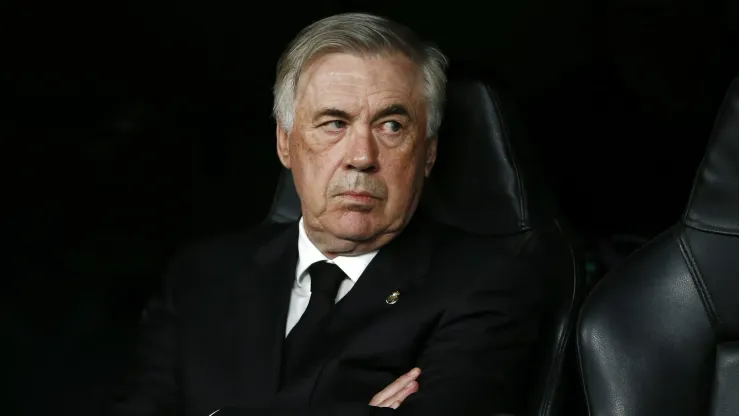 Carlo Ancelotti no banco de reservas do Real Madrid.
