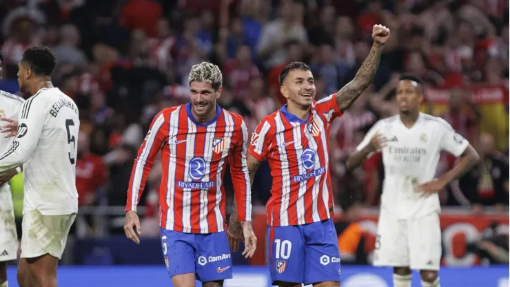 Jogadores do Atlético de Madrid comemoram empate contra o Real Madrid.
