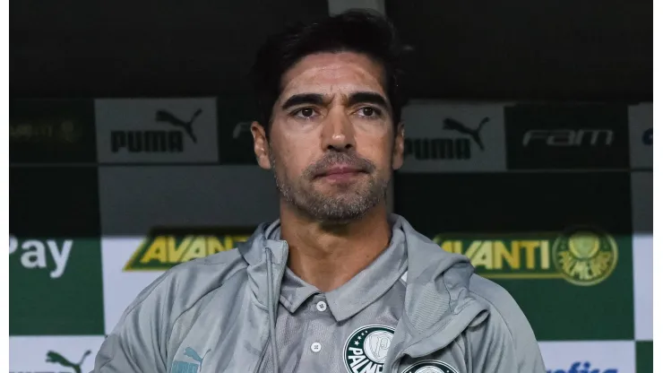 Abel Ferreira no banco de reservas do Palmeiras.
