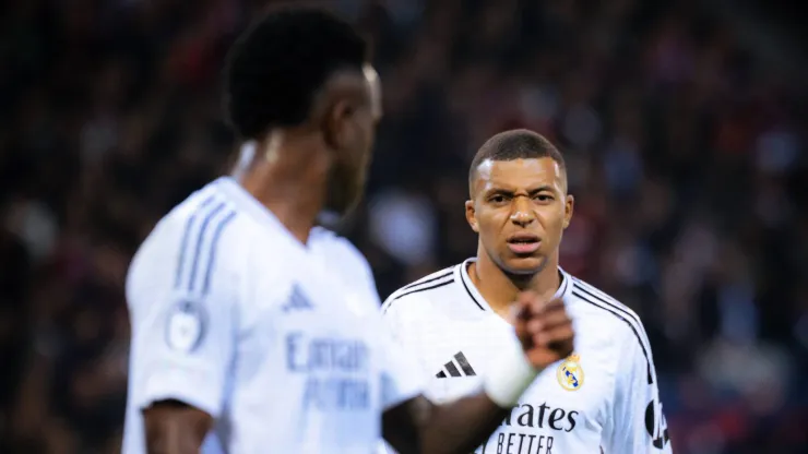 Vini Jr e Mbappé com a camisa do Real Madrid.
