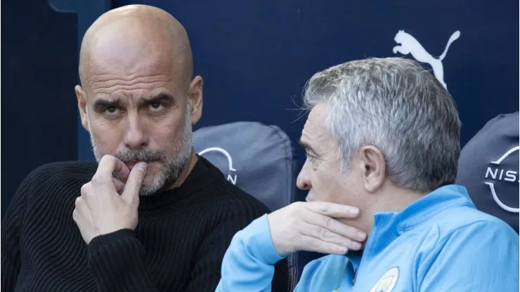 Pep Guardiola, técnico do Manchester City, expressa seu amor intenso pelo futebol, a ponto de, em alguns momentos, sentir vergonha por suas reações emocionais à beira do campo. (Foto: IMAGO / NurPhoto)
