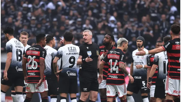 Fanáticos pelo Corinthians repercutem a eliminação para o Flamengo.
