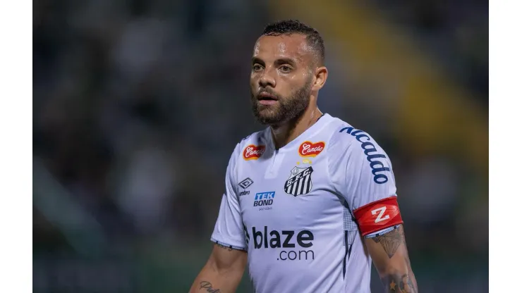 Guilherme durante a partida entre Chapecoense e Santos, no dia 16 de outubro de 2024. (Sipa US / Alamy Stock Photo)
